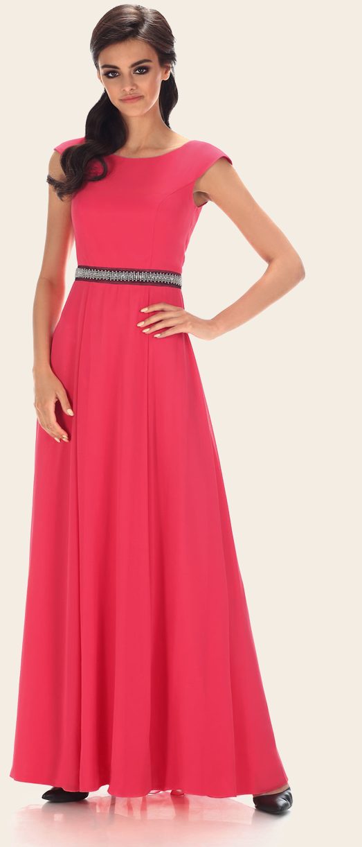 Model in einem langen pinkfarbenen Abendkleid mit Schmuckgürtel